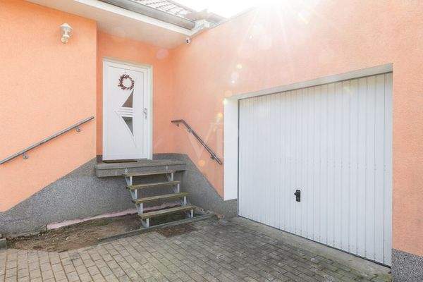 Eingangsbereich und Garage