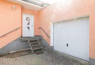 Eingangsbereich und Garage