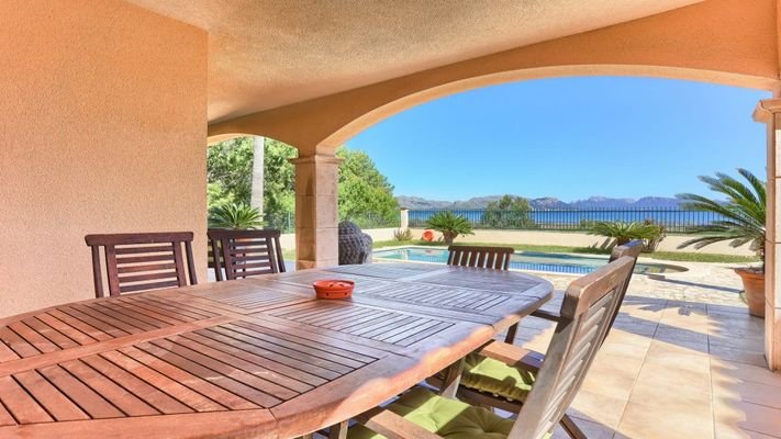 Outside dining onto pool