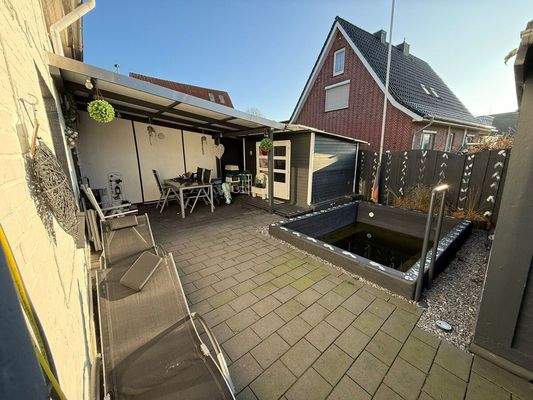 Außenbereich mit Terrasse und Pool