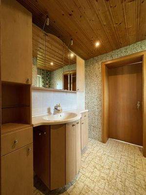 Vorraum zum Bad mit zusätzlichem Waschbecken EG