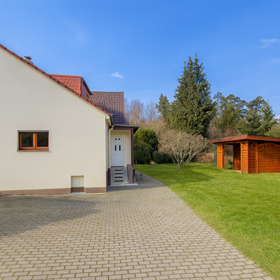 Außenansicht von Einfahrt kommend
