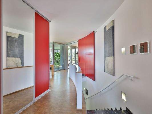 Großzügiger und offener Eingangsbereich im Erdgeschoss