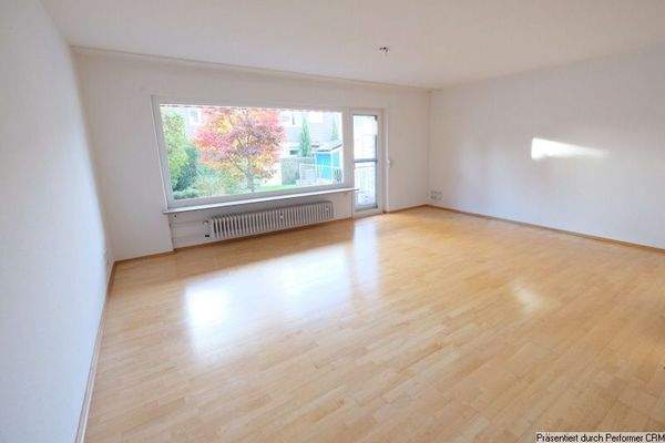 Wohn-Esszimmer mit Blick in den Garten