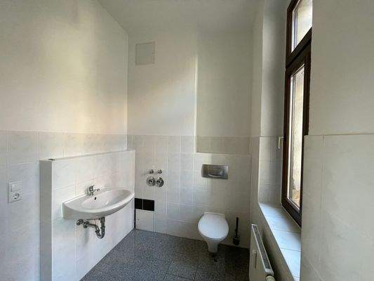 Tageslichtbad mit Wanne, HHK + WM-Anschluss