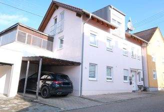 Exterieur - Hausfront mit Garage