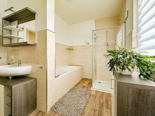 Modernes Badezimmer mit Tageslicht