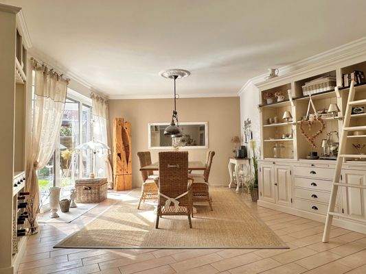 Heller und eleganter Essbereich für die ganze Familie