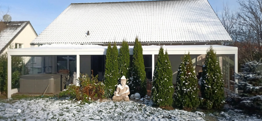 Hausansicht Garten mit Terrasse Winter.png