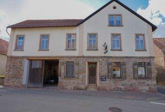 Wohn- und Geschäftshaus mit 3 Wohnungen & Pferdeboxen 