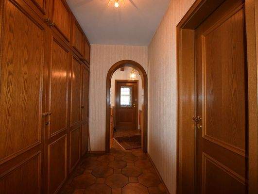 Flur mit Garderobenschrank