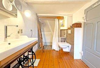 Blick in das Badezimmer mit Dusche