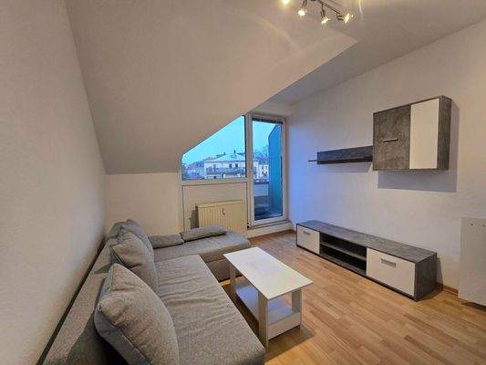 Wohnzimmer mit offener Küche