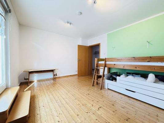 Einheit Obergeschoss Kinderzimmer mit Zugang zur Terrasse