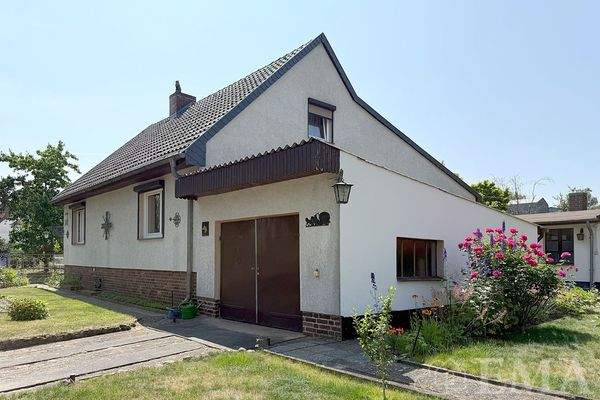 Hausansicht mit Garage