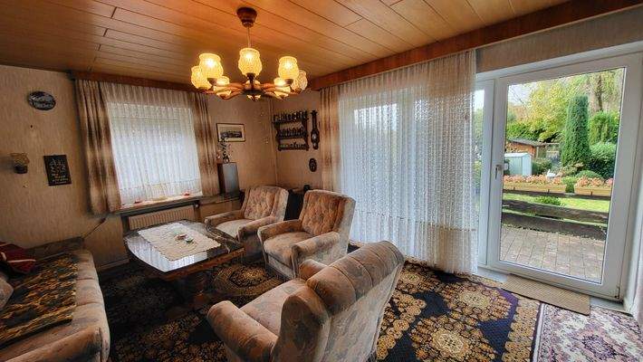 Wohnzimmer mit Zugang zur Terrasse.jpg