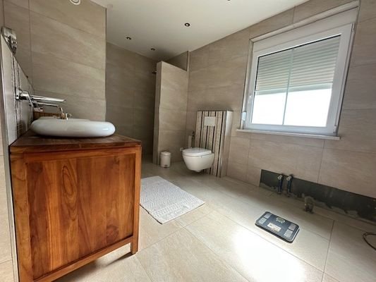 12) Badezimmer zu Schlafzimmer groß OG