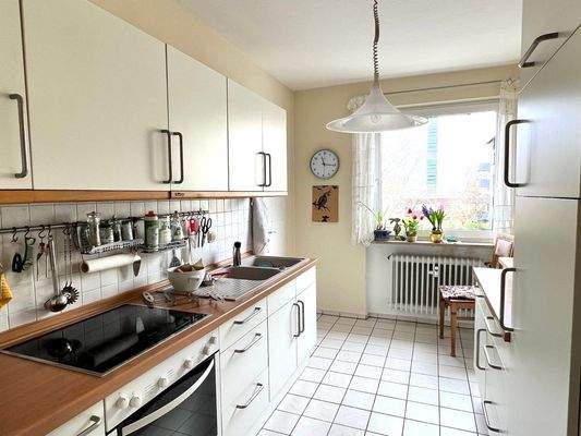 Küche mit Einbauküche