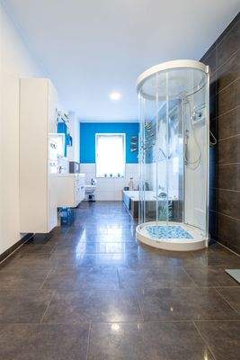 Bad mit Dusche und Wanne, Einlieger-Wohnung