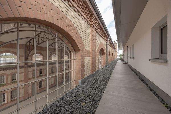 Laubengang zu den Loftwohnungen