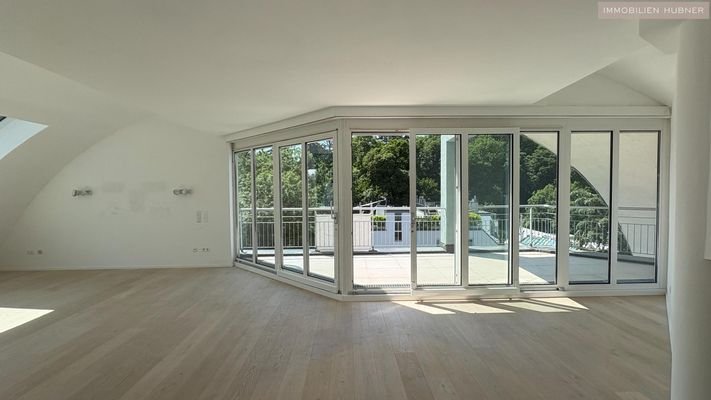 Große Terrasse vom Wohnraum zu begehen