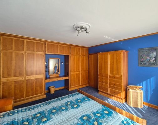 Schlafzimmer 1 inkl. Einbaumöbeln