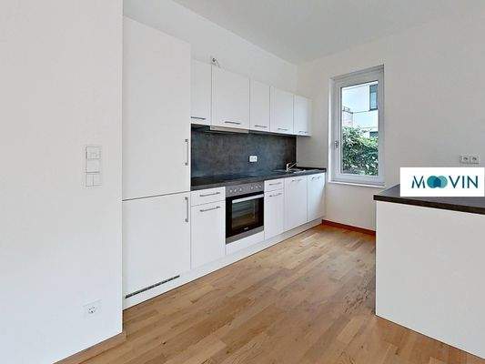 Blick in die offene Küche mit Kücheninsel