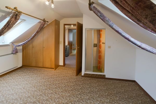 Dachgeschoss, Zimmer 1 mit Dusche