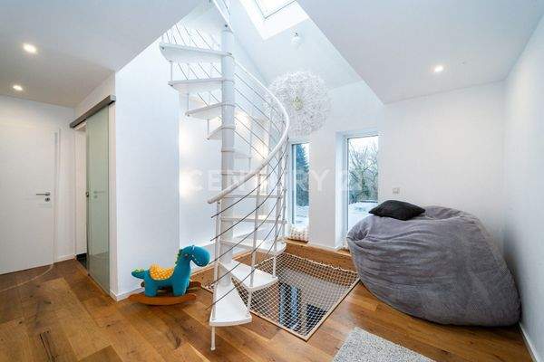 Flur OG mit Wendeltreppe zum Schlafzimmer