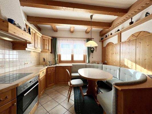 Geräumige Küche mit Essbereich