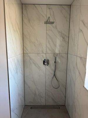 Begehbare Dusche Balkon über Ecke.jpg