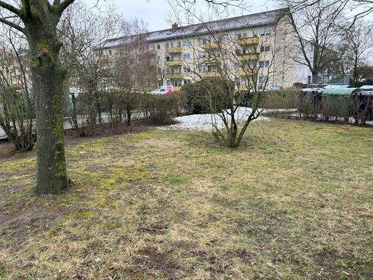 Gartenanlage mit Müllplatz