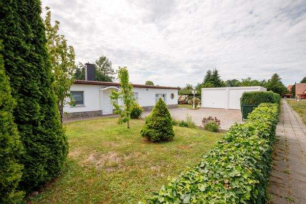 23 - Ausblick in den Garten u. Garage.jpg