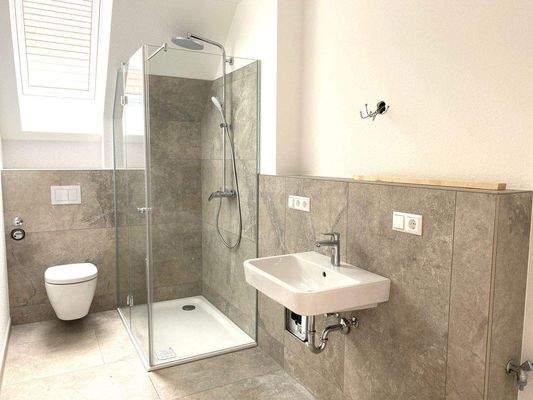 Bad mit bodengleicher Dusche und Fenster