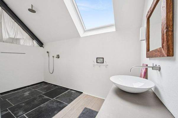 Badezimmer mit Regendusche im Dachgeschoss