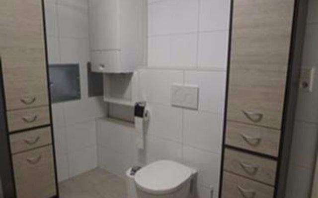 WC 2  Hahnstrasse.jpeg