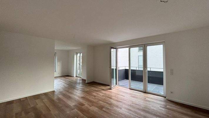 Wohnzimmer mit offener Küche