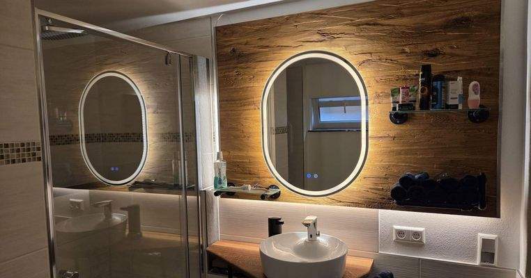 Bad mit gehackter Eiche