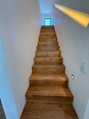 Treppe OG mit LED-Streifen und Einbauleuchten.jpg