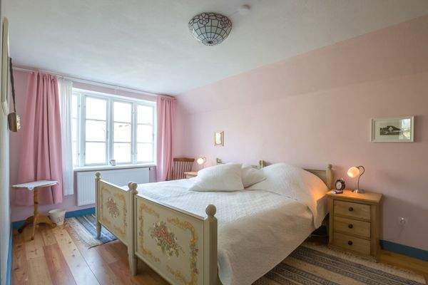 Schlafzimmer Nr. 1 der Einliegerwohnung im EG