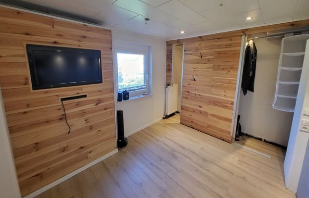 Schlafzimmer Einbaukleiderschrank und TV