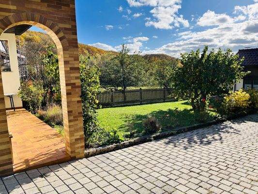 Südterrasse mit angrenzendem Garten