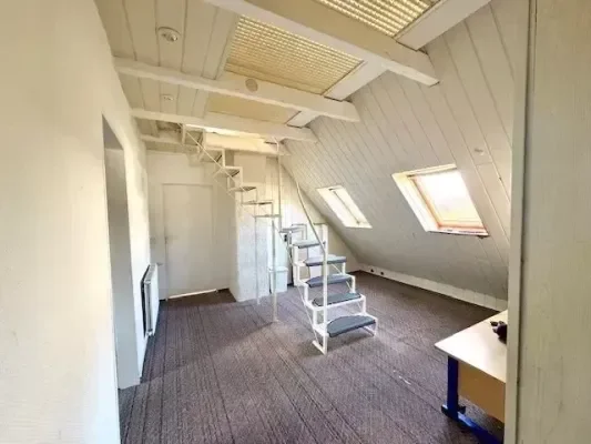 Spielzimmer im OG mit Treppe zum Dachboden