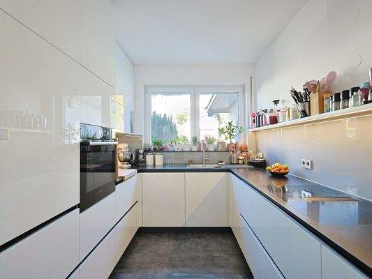 Moderne, separate Küche im Erdgeschoss
