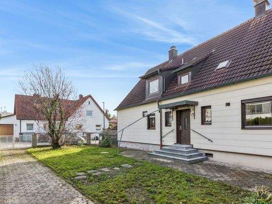 Einfahrt und Vorgarten