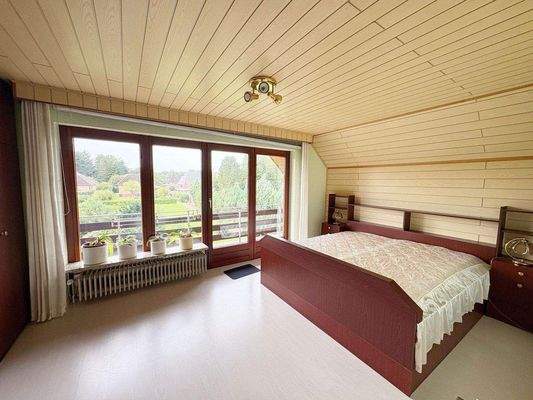 Hauptschlafzimmer mit Zugang zur Loggia