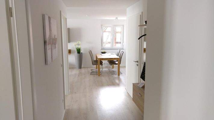 großzügiger Flur mit Garderobe