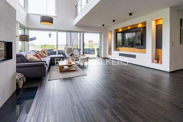 Wohnbereich, offene Galerie und Zugang zum Garten und zu den Terrassen