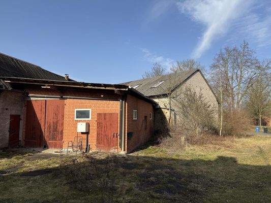 Nebengebäude rechts mit Scheune