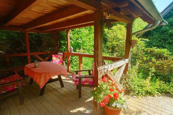 Sitzecke an Nebenhaus / Scheune